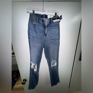 NWT. New with tags. HOLLISTER CURVY ULTRA HIGH-RISE
MOM JEANS size 9 Long